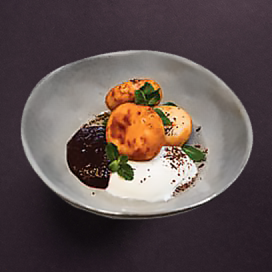 Сырники с вишневым конфитюром и сметаной Сырники с вишневым конфитюром и сметаной