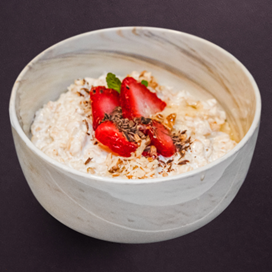 Овсяная каша на молоке с клубникой и шоколадом Овсяная каша на молоке с клубникой и шоколадом