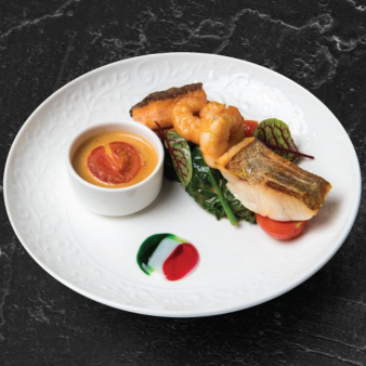 Тройка: судак, лосось и креветка на картофельной подушке со сливочным соусом