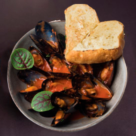 Мидии тушенные в томатном соусе