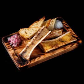 Костный мозг с гренками и чесноком Костный мозг с гренками и чесноком
