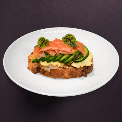 Скрембел с лососем авокадо на чиабатте