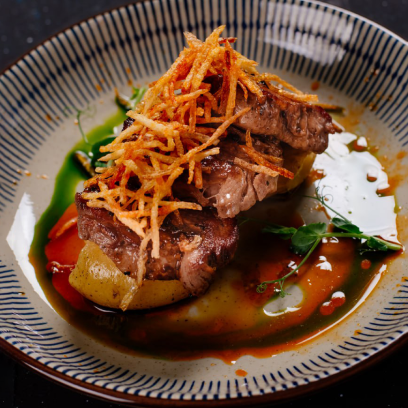 Телятина в соусе чёрный перец с мини картофелем